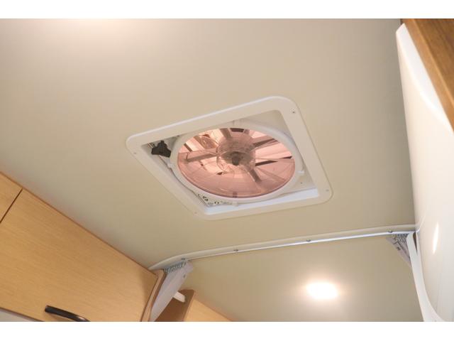 ハイエースバン トイファクトリー バーデングランデ カーサ 家庭用エアコン FFヒーター エアロソーラー オルタネータチャージャー800W 内部電源 インバーター1500W 強化リーフ マックスファン 電子レンジ PVM アルパイン製11インチナビ ETC(31枚目)