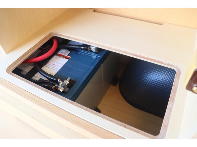 ハイエースバン トイファクトリー バーデングランデ カーサ 家庭用エアコン FFヒーター エアロソーラー オルタネータチャージャー800W 内部電源 インバーター1500W 強化リーフ マックスファン 電子レンジ PVM アルパイン製11インチナビ ETC(42枚目)