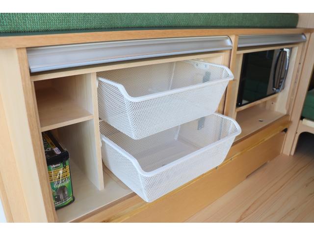 ハイエースバン トイファクトリー バーデングランデ カーサ 家庭用エアコン FFヒーター エアロソーラー オルタネータチャージャー800W 内部電源 インバーター1500W 強化リーフ マックスファン 電子レンジ PVM アルパイン製11インチナビ ETC(52枚目)