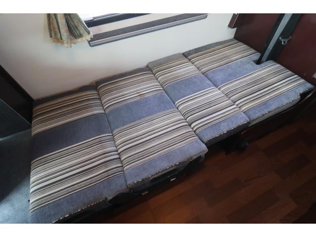 カムロード ナッツＲＶ　クレソンボーダーエディション　二段ベッド　ＦＦヒーター　ツインサブＢＴ　リアクーラー　テレビ　インバーター　冷蔵庫　ルーフベント　シンク　外部電源　走行充電　オーニング　ナビ　Ｂｌｕｅｔｏｏｔｈ　フルセグ　ＥＴＣ　キャンピングカー（5枚目）