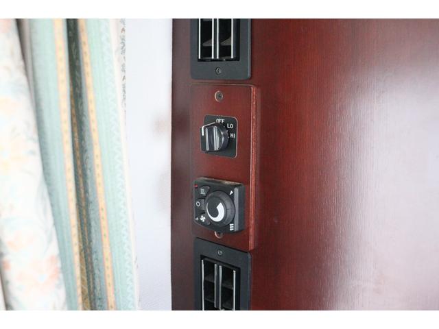 カムロード ナッツＲＶ　クレソンボーダーエディション　二段ベッド　ＦＦヒーター　ツインサブＢＴ　リアクーラー　テレビ　インバーター　冷蔵庫　ルーフベント　シンク　外部電源　走行充電　オーニング　ナビ　Ｂｌｕｅｔｏｏｔｈ　フルセグ　ＥＴＣ　キャンピングカー（9枚目）