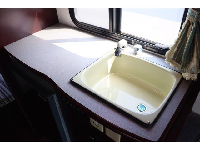 カムロード ナッツＲＶ　クレソンボーダーエディション　二段ベッド　ＦＦヒーター　ツインサブＢＴ　リアクーラー　テレビ　インバーター　冷蔵庫　ルーフベント　シンク　外部電源　走行充電　オーニング　ナビ　Ｂｌｕｅｔｏｏｔｈ　フルセグ　ＥＴＣ　キャンピングカー（11枚目）