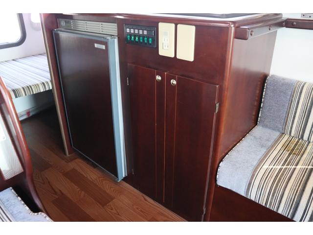 カムロード ナッツＲＶ　クレソンボーダーエディション　二段ベッド　ＦＦヒーター　ツインサブＢＴ　リアクーラー　テレビ　インバーター　冷蔵庫　ルーフベント　シンク　外部電源　走行充電　オーニング　ナビ　Ｂｌｕｅｔｏｏｔｈ　フルセグ　ＥＴＣ　キャンピングカー（12枚目）