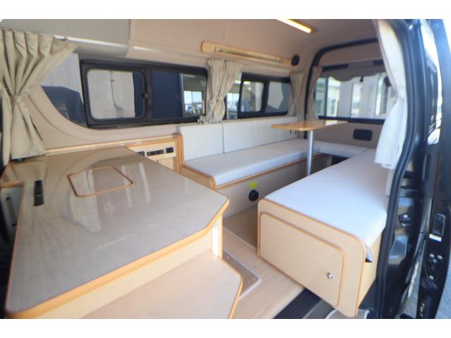 ハイエースバン ＦＯＣＳ　ＤＳコンパクト　ＦＦヒーター　インバーター４００Ｗ　ツインサブバッテリー　冷蔵庫　シンク　リアクーラー　リアヒーター　走行充電　外部電源　フリップダウンモニター　ナビ　Ｂｌｕｅｔｏｏｔｈ　フルセグ　Ｂｌｕｅｔｏｏｔｈ（3枚目）