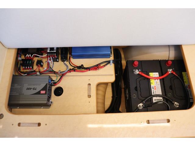 ハイエースバン ＦＯＣＳ　ＤＳコンパクト　ＦＦヒーター　インバーター４００Ｗ　ツインサブバッテリー　冷蔵庫　シンク　リアクーラー　リアヒーター　走行充電　外部電源　フリップダウンモニター　ナビ　Ｂｌｕｅｔｏｏｔｈ　フルセグ　Ｂｌｕｅｔｏｏｔｈ（8枚目）