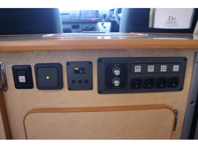 ハイエースバン ＦＯＣＳ　ＤＳコンパクト　ＦＦヒーター　インバーター４００Ｗ　ツインサブバッテリー　冷蔵庫　シンク　リアクーラー　リアヒーター　走行充電　外部電源　フリップダウンモニター　ナビ　Ｂｌｕｅｔｏｏｔｈ　フルセグ　Ｂｌｕｅｔｏｏｔｈ（28枚目）