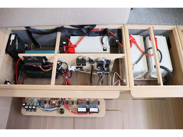 カムロード バンテック コルドリーブス 家庭用エアコン FFヒーター ソーラーパネル インバーター1500W トリプルサブバッテリー マックスファン 冷蔵庫 ナビ フルセグ Bluetooth ETC2.0 ワンオーナー キャンピングカー(61枚目)