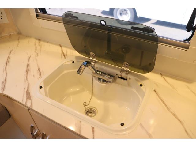 ハイゼットトラック ＪＰスター　ハッピー１＋　４ＷＤ　４００Ａｈリチウム／１２Ｖクーラー／ＦＦヒーター／冷蔵庫／液晶テレビ／電子レンジ／マックスファン／サイバーナビ／ＥＴＣ２．０／前後ドラレコ／前後スタビ／社外ショック／リアエアロ／キャンピングカー（8枚目）