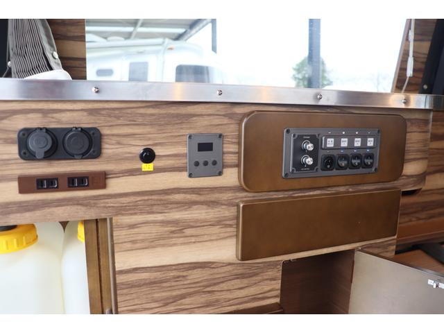 ハイエースバン ケイワークス クラシックバン ポップアップルーフ ワンオーナー/ダークプライムベース/TSS/FFヒーター/サブバッテリー/CTEK充電器/外部充電/1000Wインバーター/床堀8ナンバー/網戸2枚/前後ドラレコ/バックカメラ/キャンピングカー(10枚目)