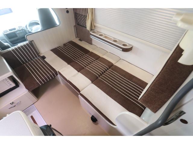 ナッツＲＶ　マッシュ　タイプＷ　二段ベッド　ＦＦヒーター　リアクーラー　１２Ｖ電子レンジ　マックスファン　４０Ｌ冷蔵庫　シングルサブ　走行充電　外部電源　マルチルーム　常時バックモニター　キャンピングカー（画像4）