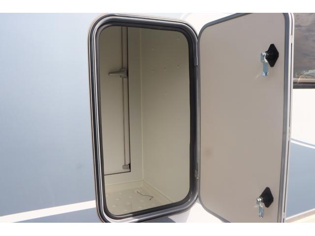 東和モータース　ヴォーンズィーベン　家庭用エアコン　ＦＦヒーター　ソーラーパネル　インバーター１５００Ｗ　マックスファン　トリプルサブＢＴ　ＤＣ冷蔵庫　シンク　オーニング　ナビ　フルセグ　ＥＴＣ　二段ベッド　キャンピングカー（画像48）