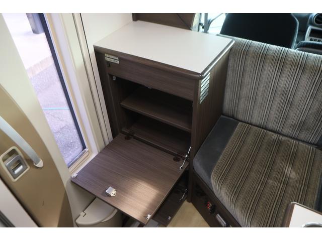東和モータース　ヴォーンズィーベン　家庭用エアコン　ＦＦヒーター　ソーラーパネル　インバーター１５００Ｗ　マックスファン　トリプルサブＢＴ　ＤＣ冷蔵庫　シンク　オーニング　ナビ　フルセグ　ＥＴＣ　二段ベッド　キャンピングカー（画像59）