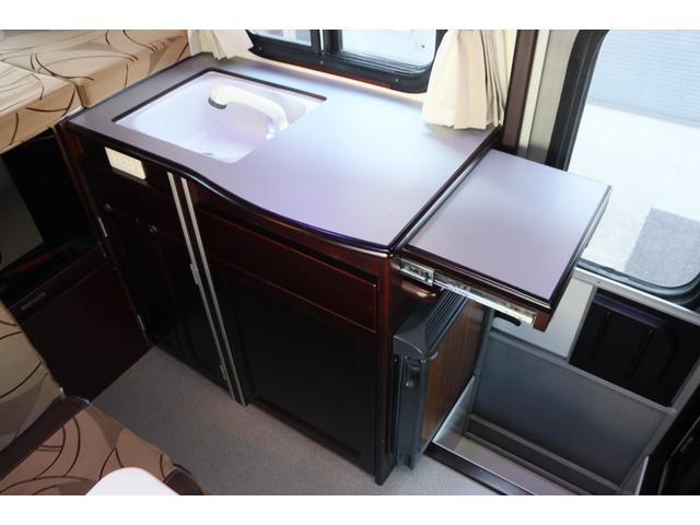 ＡｔｏＺ　アルファＳＳＳ　インバーター１５００Ｗ　テレビ　電子レンジ　サブバッテリー　走行充電　外部電源　ＤＣ冷蔵庫　シンク　ＳＤナビ　ワンセグ　ＥＴＣ　ダブルタイヤ　常設ベッド　キャンピングカー（画像8）
