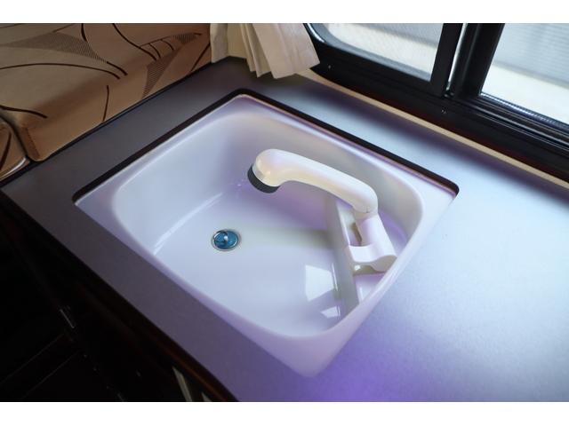 ＡｔｏＺ　アルファＳＳＳ　インバーター１５００Ｗ　テレビ　電子レンジ　サブバッテリー　走行充電　外部電源　ＤＣ冷蔵庫　シンク　ＳＤナビ　ワンセグ　ＥＴＣ　ダブルタイヤ　常設ベッド　キャンピングカー（画像35）