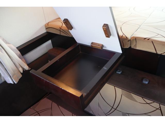 ＡｔｏＺ　アルファＳＳＳ　インバーター１５００Ｗ　テレビ　電子レンジ　サブバッテリー　走行充電　外部電源　ＤＣ冷蔵庫　シンク　ＳＤナビ　ワンセグ　ＥＴＣ　ダブルタイヤ　常設ベッド　キャンピングカー（画像49）
