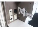 カムロード ナッツＲＶ　クレア５．３Ｗエボリューション　／後期シェル／ダブルタイヤ／家庭用エアコン／急速充電／ＦＦヒーター／テレビアーム／ナビ切替スイッチ／トリプルサブバッテリー／ソーラーパネル／リアスピーカー／９型フローティングナビ／キャンピングカー（8枚目）