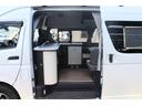 ハイエースバン ＲＶランド　リノ　キャンピングカー　ＦＦヒーター　インバーター１５００Ｗ　ソーラーパネル２枚　ツインサブＢＴ　冷蔵庫　電子レンジ　外部電源　走行充電　ＬＥＤヘッドライト　社外１０インチナビ　ＥＴＣ　４ＷＤ　前後ドラレコ（2枚目）