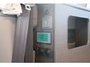 FOCS Luz フォックス ルソ Cスタイル 新車 特別塗装色/レザーシート加工/高断熱処理/サブバッテリー/走行充電/外部充電/バッテリーモニター/脱着式テーブル/フリップダウンモニター/ナビ電源SW/ポータブル電源用コンセント/キャンピングカー(11枚目)