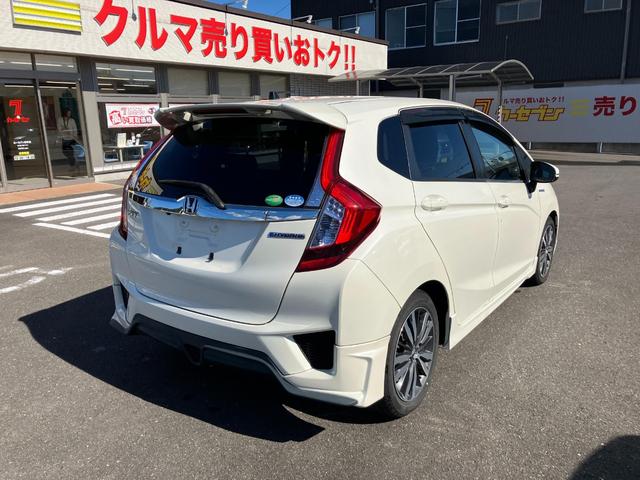 フィットハイブリッド Ｓパッケージ　アルミ　サイドエアバック　メモリナビ　リアカメラ　ＶＳＡ　クルコン　イモビライザー　パワーウィンドウ　スマキー　ナビ　Ｗエアバック　パワステ　エアバッグ　ＡＡＣ　ＡＢＳ　アイドルストップ　キーフリー（4枚目）