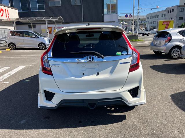 フィットハイブリッド Ｓパッケージ　アルミ　サイドエアバック　メモリナビ　リアカメラ　ＶＳＡ　クルコン　イモビライザー　パワーウィンドウ　スマキー　ナビ　Ｗエアバック　パワステ　エアバッグ　ＡＡＣ　ＡＢＳ　アイドルストップ　キーフリー（5枚目）