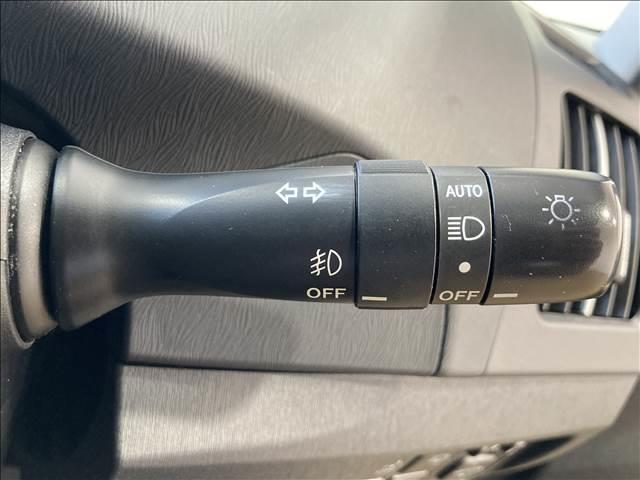 プリウス Ｓツーリングセレクション　Ｓ　ツーリングセレクション・ナビ・バックカメラ・フルセグ・ＤＶＤ・Ｂｌｕｅｔｏｏｔｈ・ＥＴＣ・障害物センサー・横滑り防止・スマートキー・ＨＩＤライト・アルミ・禁煙車（14枚目）