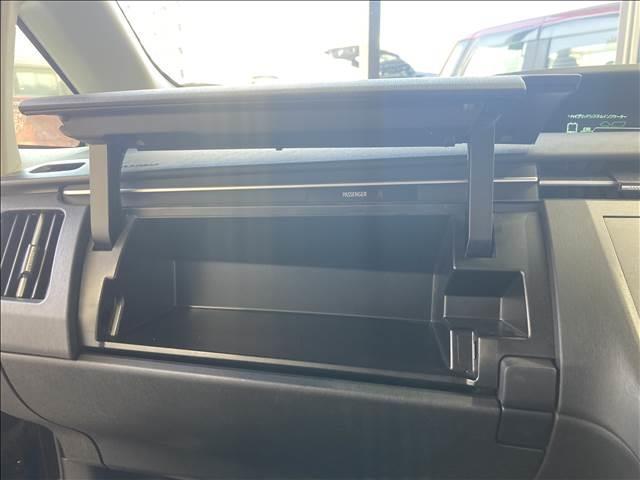 プリウス Ｓツーリングセレクション　Ｓ　ツーリングセレクション・ナビ・バックカメラ・フルセグ・ＤＶＤ・Ｂｌｕｅｔｏｏｔｈ・ＥＴＣ・障害物センサー・横滑り防止・スマートキー・ＨＩＤライト・アルミ・禁煙車（33枚目）