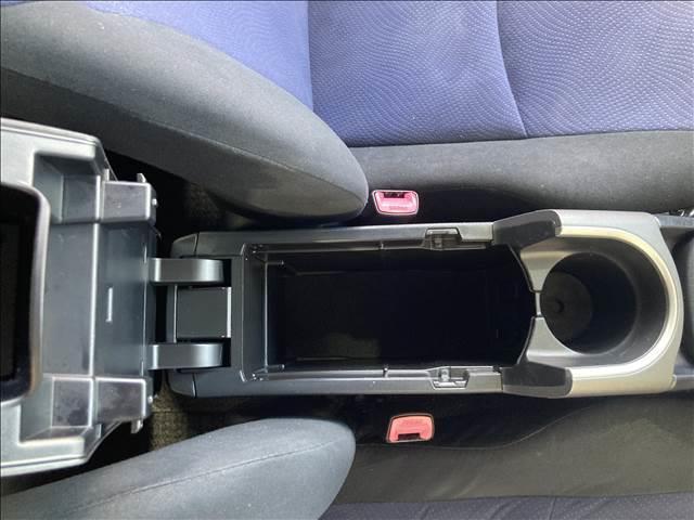 プリウス Ｓツーリングセレクション　Ｓ　ツーリングセレクション・ナビ・バックカメラ・フルセグ・ＤＶＤ・Ｂｌｕｅｔｏｏｔｈ・ＥＴＣ・障害物センサー・横滑り防止・スマートキー・ＨＩＤライト・アルミ・禁煙車（36枚目）