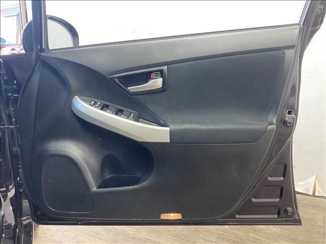 プリウス Ｓツーリングセレクション　Ｓ　ツーリングセレクション・ナビ・バックカメラ・フルセグ・ＤＶＤ・Ｂｌｕｅｔｏｏｔｈ・ＥＴＣ・障害物センサー・横滑り防止・スマートキー・ＨＩＤライト・アルミ・禁煙車（43枚目）