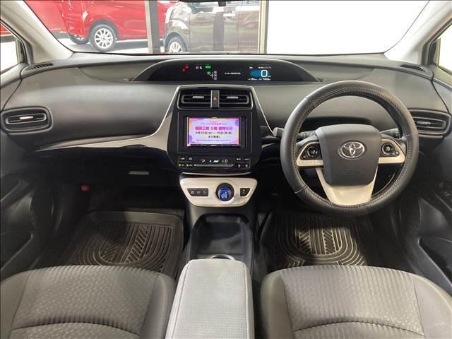 プリウス Ｓ　禁煙車　社外ナビ　バックカメラ　ＥＴＣ　純正アルミ　横滑り防止装置　スマートキー　ＬＥＤライト（3枚目）