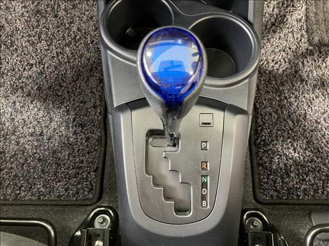 アクア Ｓ　禁煙車　純正ナビ　ＥＴＣ　Ｂｌｕｅｔｏｏｔｈ接続　横滑り防止装置　ワンセグＴＶ　キーレス（11枚目）