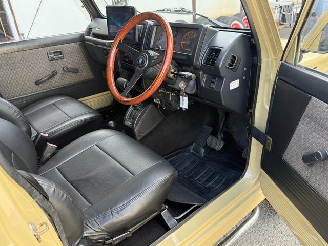 ジムニー ワイルドウインドリミテッド　オールペイント　社外バンパー　ディスプレイオーディオ　サイドステップ　ルーフキャリア　１６インチアルミホイール　タンクガード（12枚目）