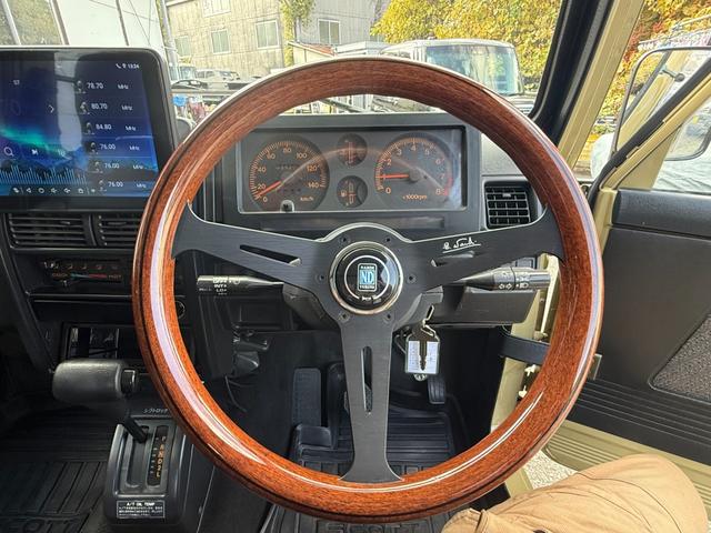 ジムニー ワイルドウインドリミテッド　オールペイント　社外バンパー　ディスプレイオーディオ　サイドステップ　ルーフキャリア　１６インチアルミホイール　タンクガード（15枚目）