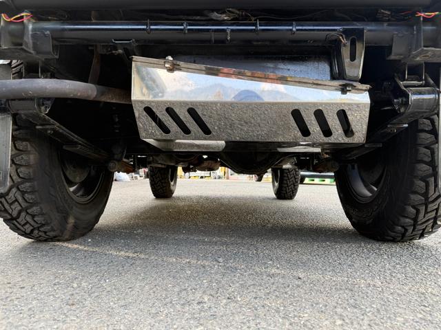 ジムニー ワイルドウインドリミテッド　オールペイント　社外バンパー　ディスプレイオーディオ　サイドステップ　ルーフキャリア　１６インチアルミホイール　タンクガード（23枚目）