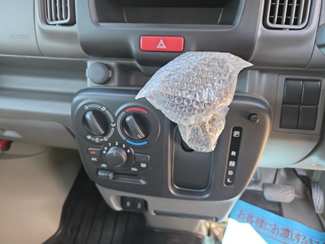 エブリイ PAリミテッド 登録済み未使用車 AT パワーウィンド キーレスエントリー ルーフコンソール USBチャージャー パーキングセンサー アイドリングストップ スズキセーフティサポート(11枚目)