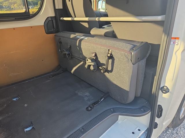 ハイエースバン ＤＸ　３（６）人乗り　ディーゼル　ＬＥＤヘッドライトユニット　純正フルセグナビ　Ｂｌｕｅｔｏｏｔｈオーディオ　バックカメラ　ＥＴＣ　ＴｏｙｏｔａＳａｆｅｔｙＳｅｎｃｅ　オートライト　オートハイビーム（19枚目）