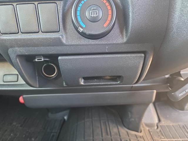 ハイエースバン ＤＸ　３（６）人乗り　ディーゼル　ＬＥＤヘッドライトユニット　純正フルセグナビ　Ｂｌｕｅｔｏｏｔｈオーディオ　バックカメラ　ＥＴＣ　ＴｏｙｏｔａＳａｆｅｔｙＳｅｎｃｅ　オートライト　オートハイビーム（35枚目）