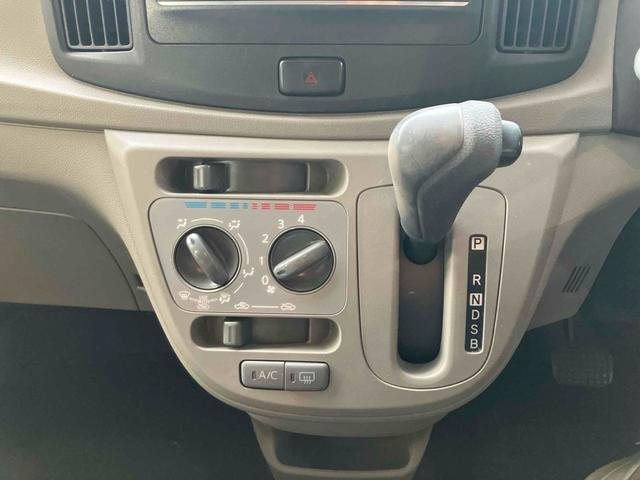 必ず使用するシフトレバー。確りと確認したいですね。