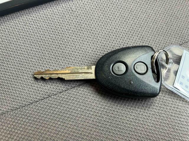 今や欠かせないアイテムとなったキーレス。もちろん付いています。直接キーを差し込まなくてもドアの施錠・開錠が出来ます。ドア回りのキズ防止にもなりますね