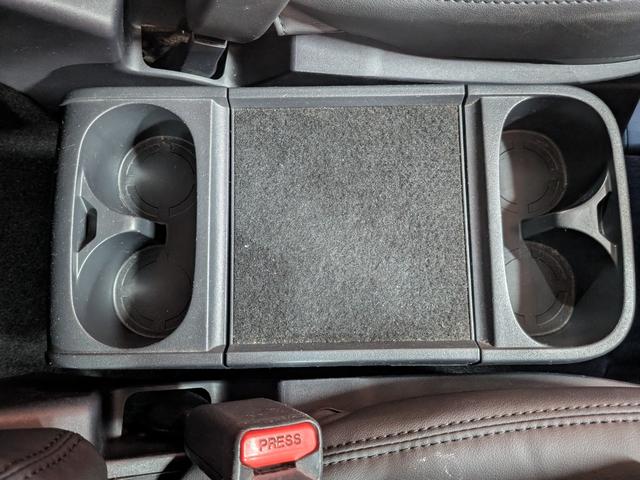 デリカＤ：５ Ｃ２　Ｇ　ナビパッケージ　★オールブラック仕様★新型シャモニーホイール★新品バンパーガード★クルーズコントロール★パワースライドドア★ナビ★電動格納ミラー★ＣＤ／ＤＶＤ再生★１００Ｖ電源★キーレス★後席モニター★３列シート★（29枚目）