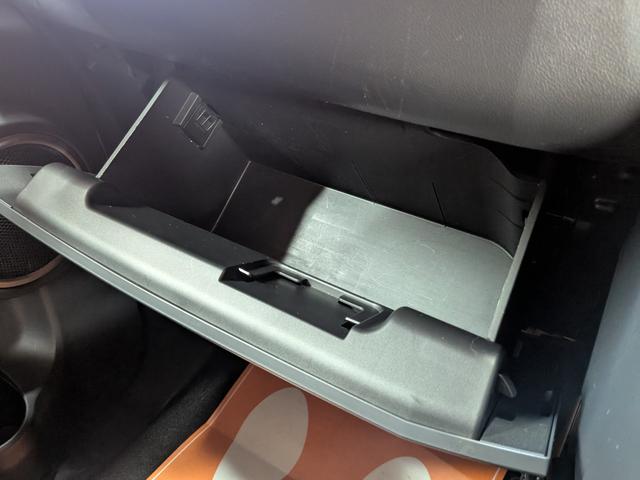 デリカＤ：５ Ｃ２　Ｇ　ナビパッケージ　★オールブラック仕様★新型シャモニーホイール★新品バンパーガード★クルーズコントロール★パワースライドドア★ナビ★電動格納ミラー★ＣＤ／ＤＶＤ再生★１００Ｖ電源★キーレス★後席モニター★３列シート★（32枚目）