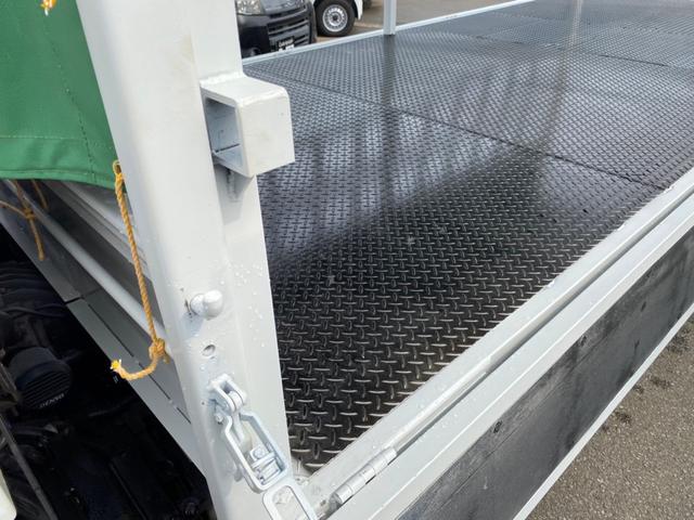 家畜運搬車 ウインチ付 新品幌 三方開 荷台内寸 長438 幅186 最大積載量3000kg NOx・PM適合車 バックカメラ ABS 運転席エアバック(50枚目)