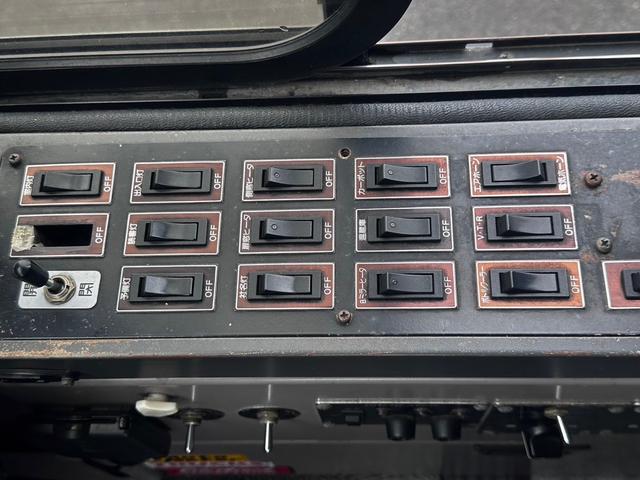 　ディーゼル車　６速マニュアル車　エアサス　温蔵庫　リクライニングシート　ＥＴＣ　エアコン　換気扇　電動開閉スライドドア　バックモニター(19枚目)