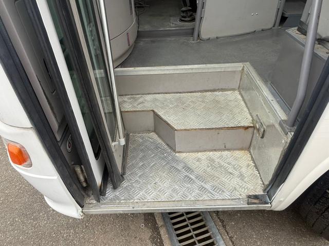 リエッセ 　マイクロバス　ディーゼル車　５速マニュアル車（11枚目）