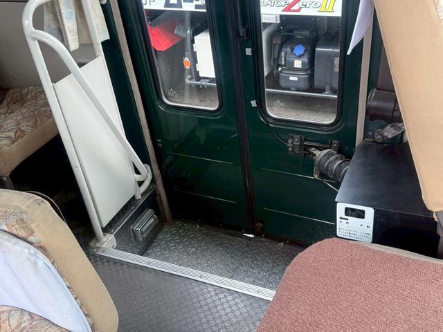 ローザ 　２９人乗り　ディーゼル車　オートスイングドア　オートステップ　オートマ車　ヘッドライトレベライザー　エアコン　パワーウィンドウ　リクライニングシート（16枚目）