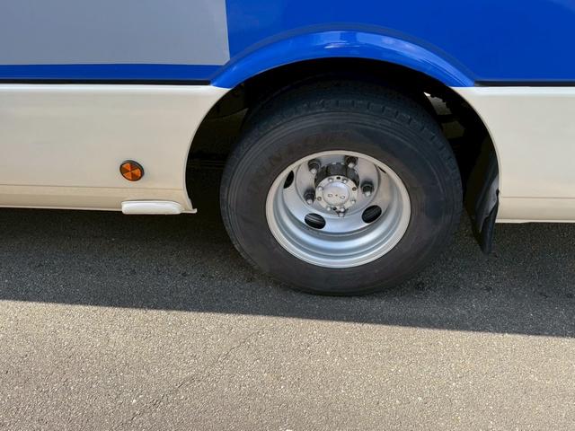 ローザ 　マイクロバス　左側オートスイングドア　オートマ車　２８人乗り　ディーゼル車　冷蔵庫付き　リクライニングシート　ナビ（9枚目）