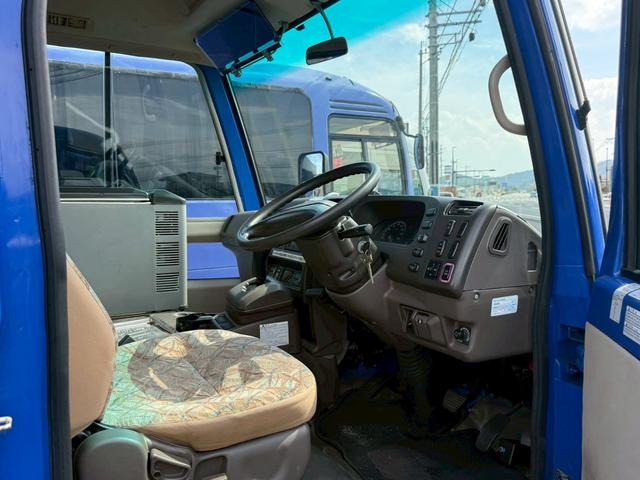 ローザ 　マイクロバス　左側オートスイングドア　オートマ車　２８人乗り　ディーゼル車　冷蔵庫付き　リクライニングシート　ナビ（10枚目）