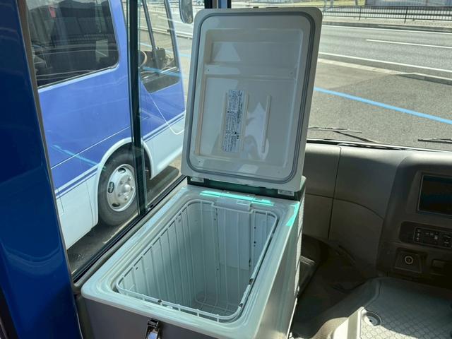 ローザ 　マイクロバス　左側オートスイングドア　オートマ車　２８人乗り　ディーゼル車　冷蔵庫付き　リクライニングシート　ナビ（40枚目）