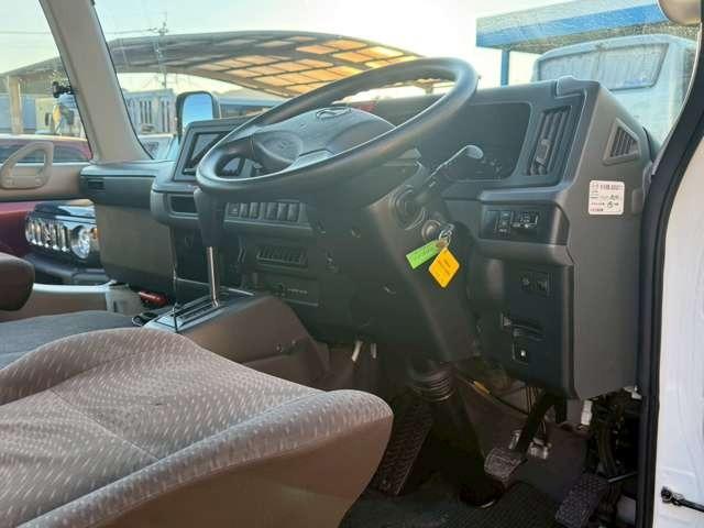 リエッセII ＧＸ　２８人乗り・自動スイングドア・オートマ・冷蔵庫・オートエアコン・ＥＴＣ・バックモニター・バックカメラ・ナビゲーション（4枚目）