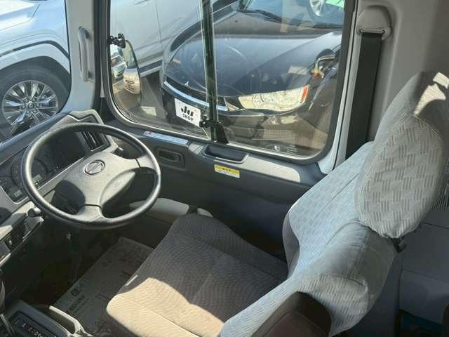 リエッセII ＧＸ　２８人乗り・自動スイングドア・オートマ・冷蔵庫・オートエアコン・ＥＴＣ・バックモニター・バックカメラ・ナビゲーション（5枚目）