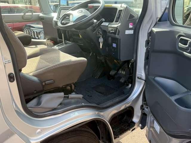 コースター ＧＸ　２８人乗り・自動スイングドア・オートマ・冷蔵庫・オートエアコン・ＥＴＣ・バックカメラ・ナビゲーション・オートステップ・リクライニングシート（6枚目）